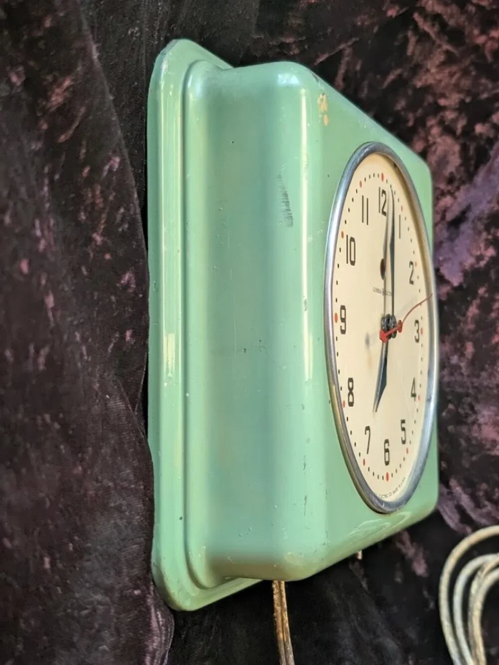 Vintage General Electric metal wall clock model #2H08 - runs, missing glass dome